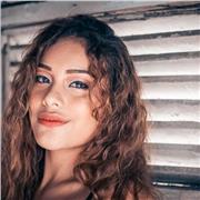 La profesora de lengua castellana es importante, por que es fundamental qué los niños aprendan a expresarse muy bien, leer, escribir y poder socializar sin problema alguno